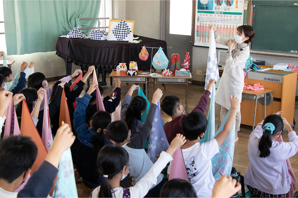 小学校でのふろしき講習会