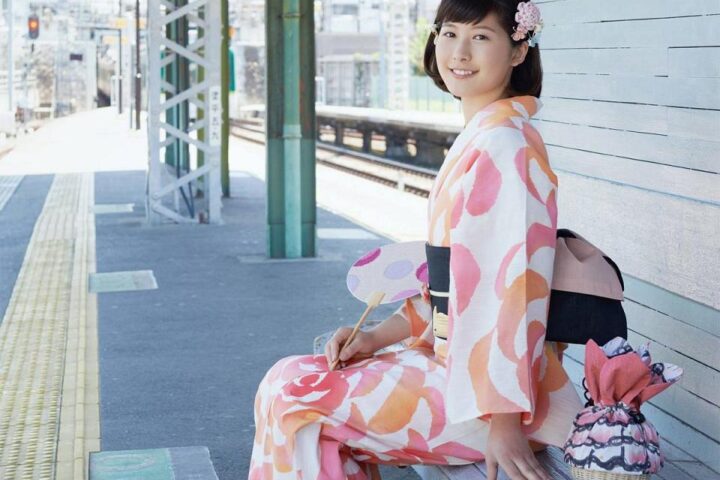 「おけいはんの祇園祭・天神祭」にモダンガールの布うちわが登場しています。