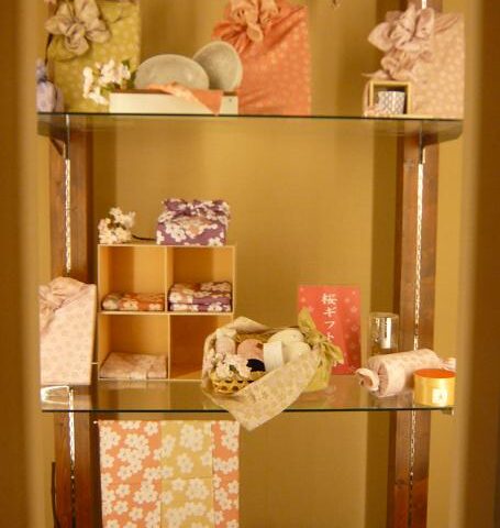 桜咲く、春の売場ディスプレイ・ふろしき編