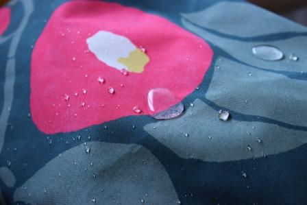 梅雨の時期の売場づくりに~撥水加工ふろしき~