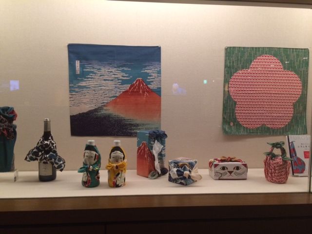 アカデミーヒルズ 六本木ライブラリーエントランスショーケースにて「包・結・運・開 ~ふろしき~」展示中
