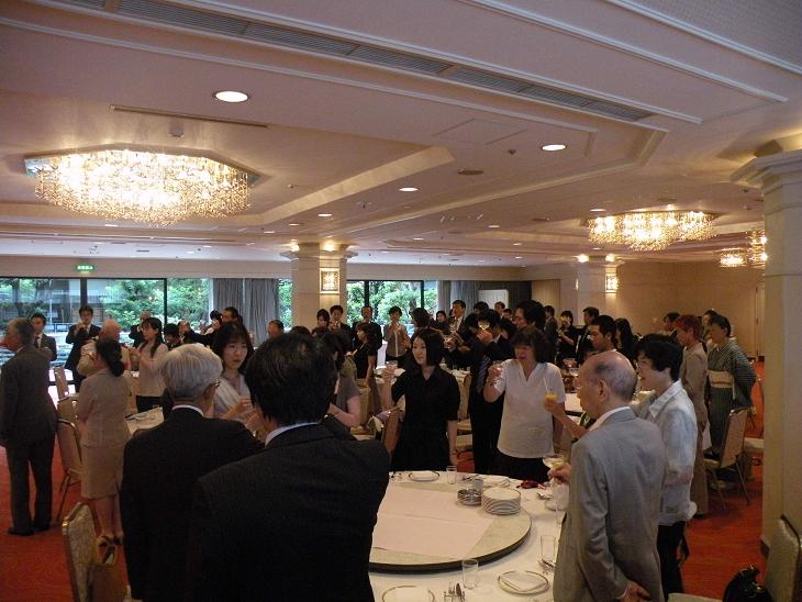 毎月の朝礼で、生演奏をバックに歌っています♪~ちょっと変わった山田繊維の会社紹介vol.1~