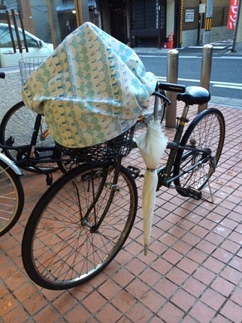 雨にも負けず、風にも負けず、雪にも負けず、撥水風呂敷だ!!!