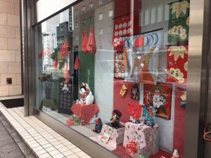 京都は秋本番ですが、ウインドーの展示はお正月とクリスマスを先取りのご案内