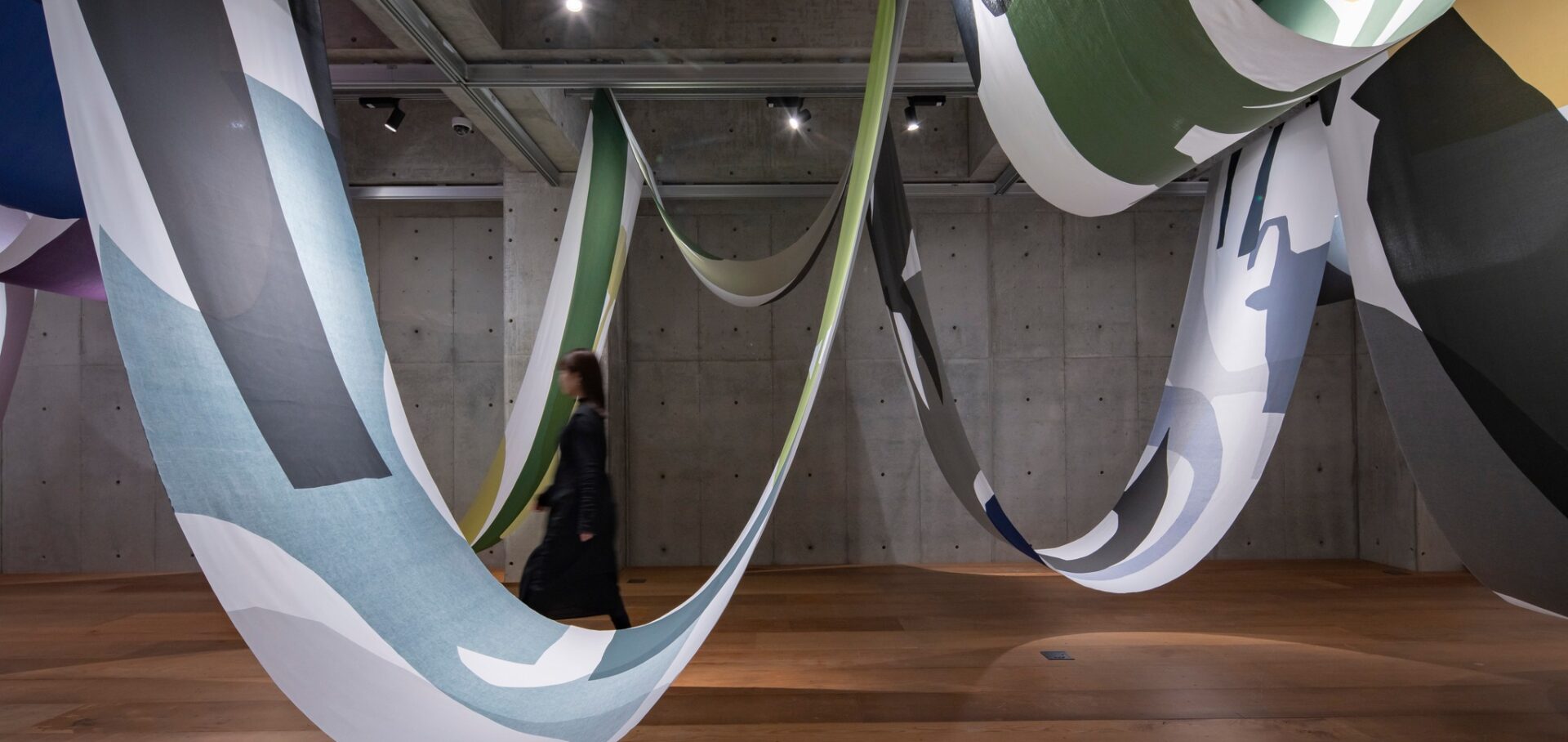 鈴木マサル氏の展覧会「テキスタイルの表と裏 -Looking through the overlays-」