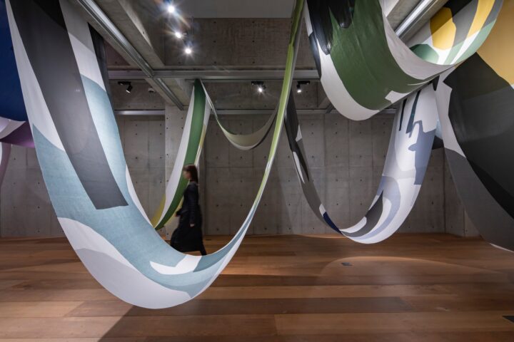 鈴木マサル氏の展覧会「テキスタイルの表と裏 -Looking through the overlays-」